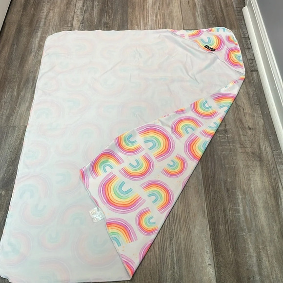 Luv Bug UPF 50+ Sunscreen Towel with Hood Rainbow - Picture 3 of 5